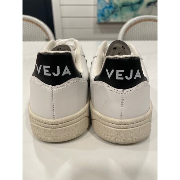 BNWOT VEJA V10 Leather Sneakers - US Women’s Size 5 - Extra White/Black - Picture 5 of 8